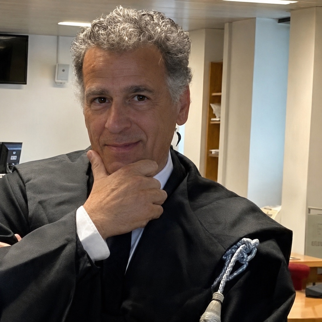 Avvocato Mario Di Fede, civilista, nel suo studio legale